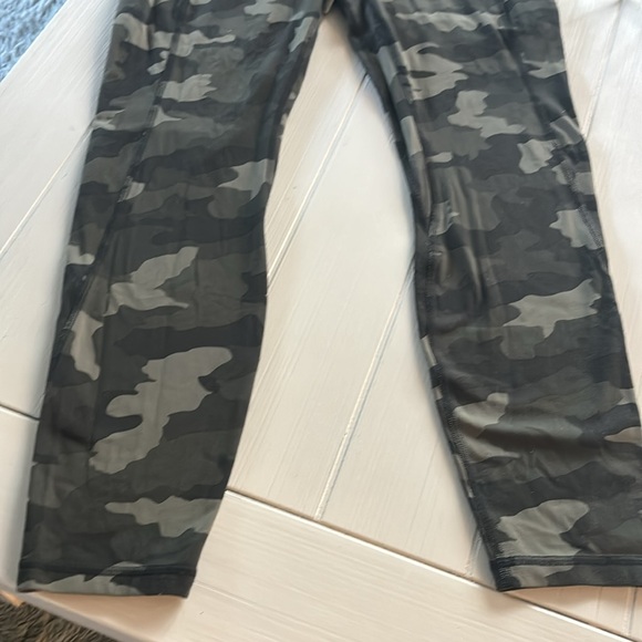 Lululemon camo leggings sz 8 - Picture 3 of 12